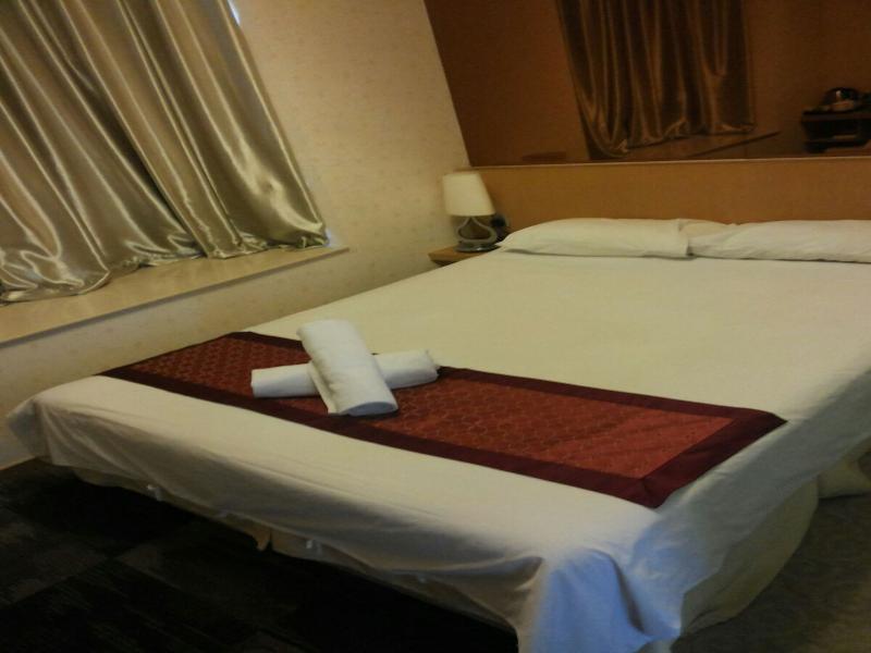 The Crown Borneo Hotel Kota Kinabalu Exterior photo